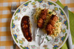 Frigarui din piept de pui la tigaie, cu cus-cus in unt si sos caramelizat