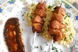 Frigarui din piept de pui la tigaie, cu cus-cus in unt si sos caramelizat