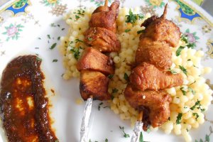 Frigarui din piept de pui la tigaie, cu cus-cus in unt si sos caramelizat