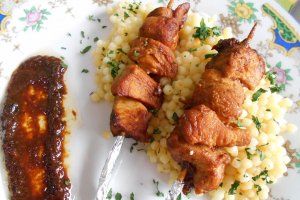 Frigarui din piept de pui la tigaie, cu cus-cus in unt si sos caramelizat