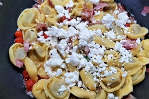 Tortellini cu prosciutto si feta