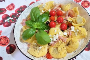 Tortellini cu prosciutto si feta
