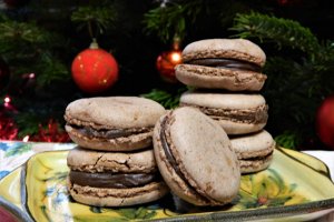 Desert macarons cu nuca, ciocolata si rom