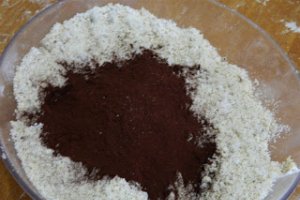 Desert macarons cu nuca, ciocolata si rom