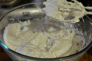 Desert macarons cu nuca, ciocolata si rom