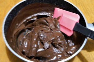 Desert macarons cu nuca, ciocolata si rom