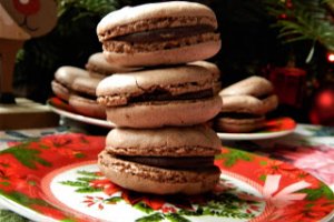 Desert macarons cu nuca, ciocolata si rom