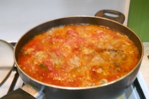 Rasol de porc cu varza dulce, in sos de rosii