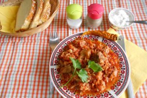 Rasol de porc cu varza dulce, in sos de rosii