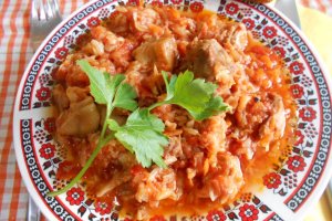 Rasol de porc cu varza dulce, in sos de rosii