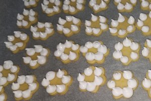 Desert biscuiti Burgenland cu bezea si gem