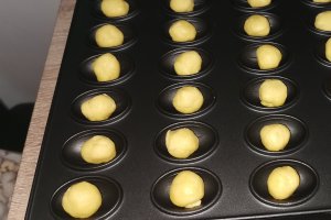 Desert nuci fragede cu crema de ciocolata