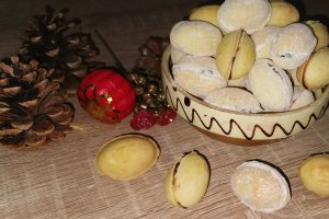 Desert nuci fragede cu crema de ciocolata