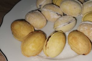 Desert nuci fragede cu crema de ciocolata
