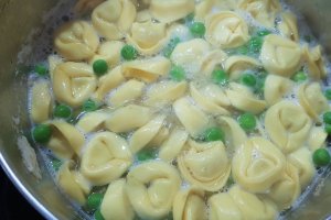Salata calda cu pui si tortellini