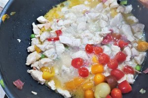 Salata calda cu pui si tortellini