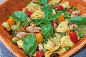 Salata calda cu pui si tortellini