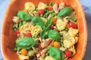 Salata calda cu pui si tortellini