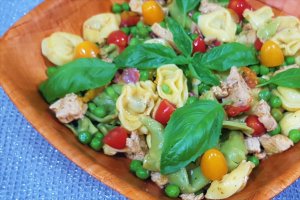 Salata calda cu pui si tortellini