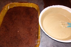 Desert prajitura cu blat de ciocolata si mousse de cafea