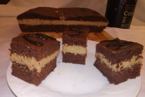 Desert prajitura cu blat de ciocolata si mousse de cafea