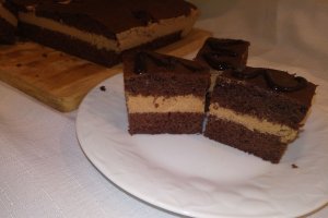 Desert prajitura cu blat de ciocolata si mousse de cafea