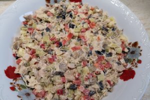 Salata Mos Craciun cu pui, ciuperci si maioneza