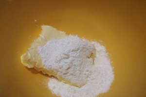 Desert nuci umplute cu crema de ciocolata si nuci macinate