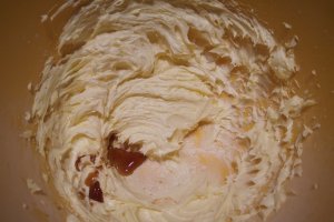 Desert nuci umplute cu crema de ciocolata si nuci macinate