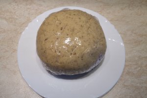 Desert nuci umplute cu crema de ciocolata si nuci macinate