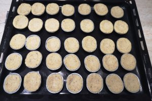 Desert nuci umplute cu crema de ciocolata si nuci macinate