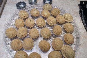 Desert nuci umplute cu crema de ciocolata si nuci macinate