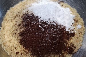 Desert nuci umplute cu crema de ciocolata si nuci macinate