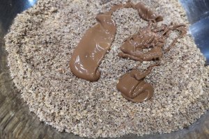 Desert nuci umplute cu crema de ciocolata si nuci macinate