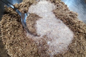 Desert nuci umplute cu crema de ciocolata si nuci macinate