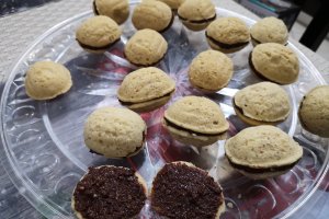 Desert nuci umplute cu crema de ciocolata si nuci macinate