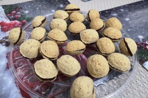 Desert nuci umplute cu crema de ciocolata si nuci macinate