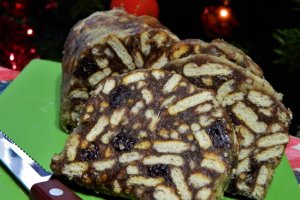 Desert salam de biscuiti cu nuca si visine deshidratate