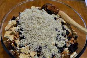 Desert salam de biscuiti cu nuca si visine deshidratate