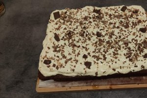 Desert prajitura cu blat din albusuri cu ciocolata si crema de vanilie