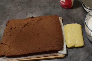 Desert prajitura cu blat din albusuri cu ciocolata si crema de vanilie