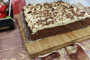 Desert prajitura cu blat din albusuri cu ciocolata si crema de vanilie