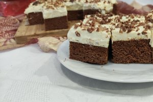 Desert prajitura cu blat din albusuri cu ciocolata si crema de vanilie