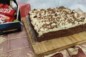 Desert prajitura cu blat din albusuri cu ciocolata si crema de vanilie