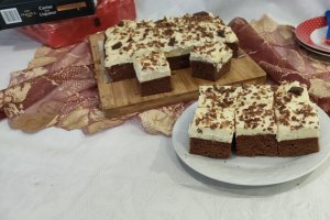 Desert prajitura cu blat din albusuri cu ciocolata si crema de vanilie