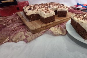 Desert prajitura cu blat din albusuri cu ciocolata si crema de vanilie