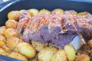 Piept de berbecut cu vin rosu si cartofi