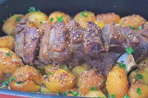 Piept de berbecut cu vin rosu si cartofi