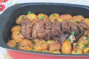 Piept de berbecut cu vin rosu si cartofi