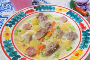 Ciorba cu zeama de varza acra cu carnati, cartofi si smantana